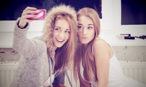 teenagers using snapchat