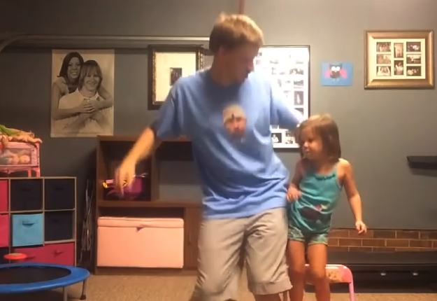 nella foto il papà e la figlia ballano
